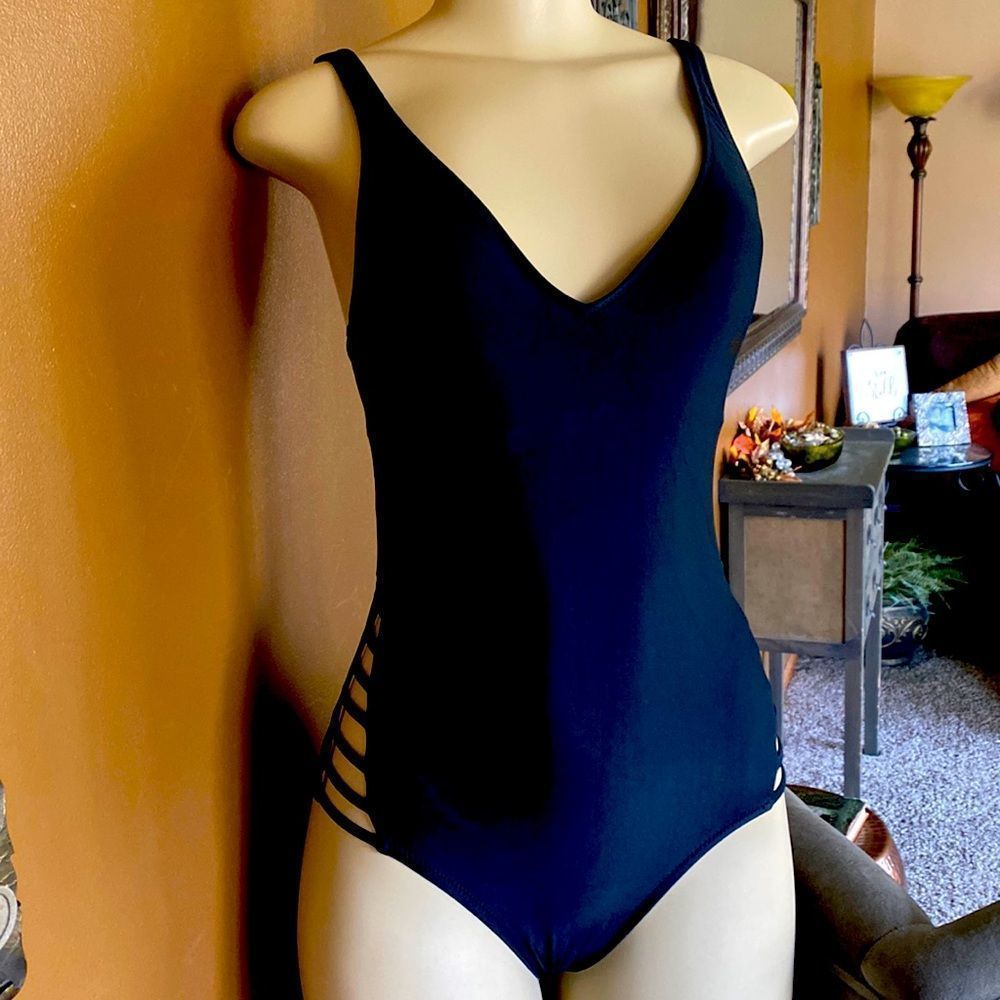 Victoria's Secret Cut Out One Piece Black Swimsuit Size Small! - Picture 3 of 11